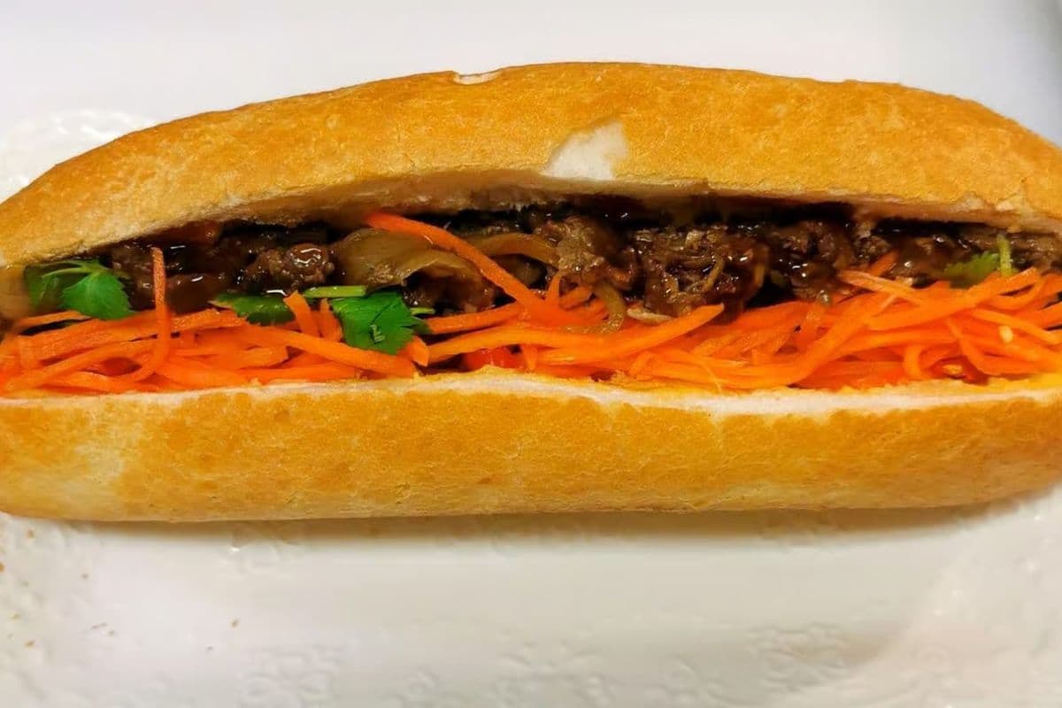 # 23 Banh Mi au Boeuf/ Beef Bánh Mi