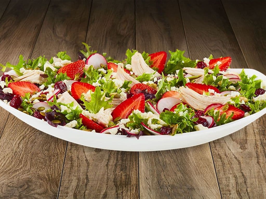 Salade de fraises et feta au poulet rôti - Temps limité / Strawberry and Feta Salad with Roasted Chicken - Limited time