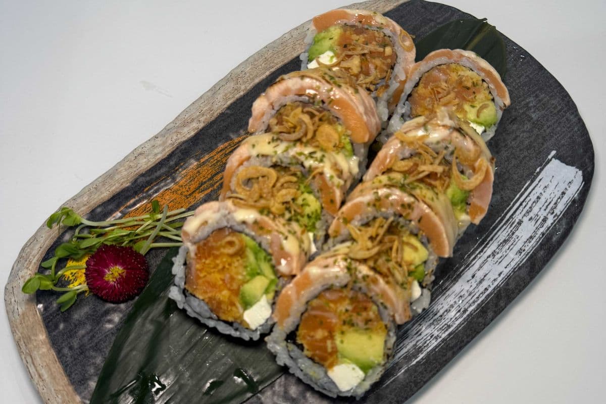 SR4. Salmon Lover Special Roll (8pcs) 三文魚特別卷