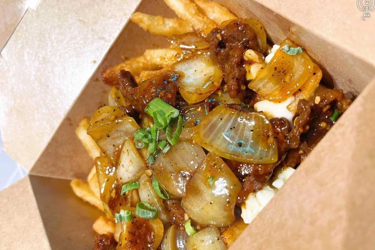 Beef with Black Pepper Sauce Poutine