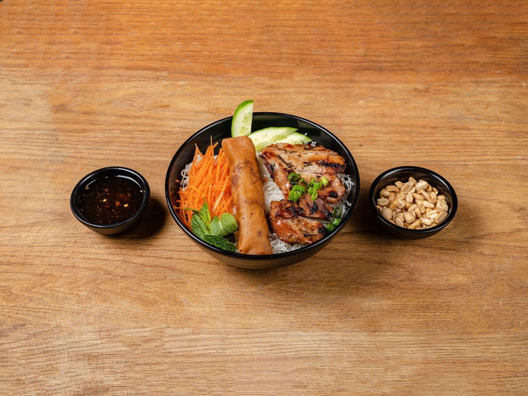 15. Vermicelles avec rouleaux impériaux / Vermicelli with Imperial Rolls