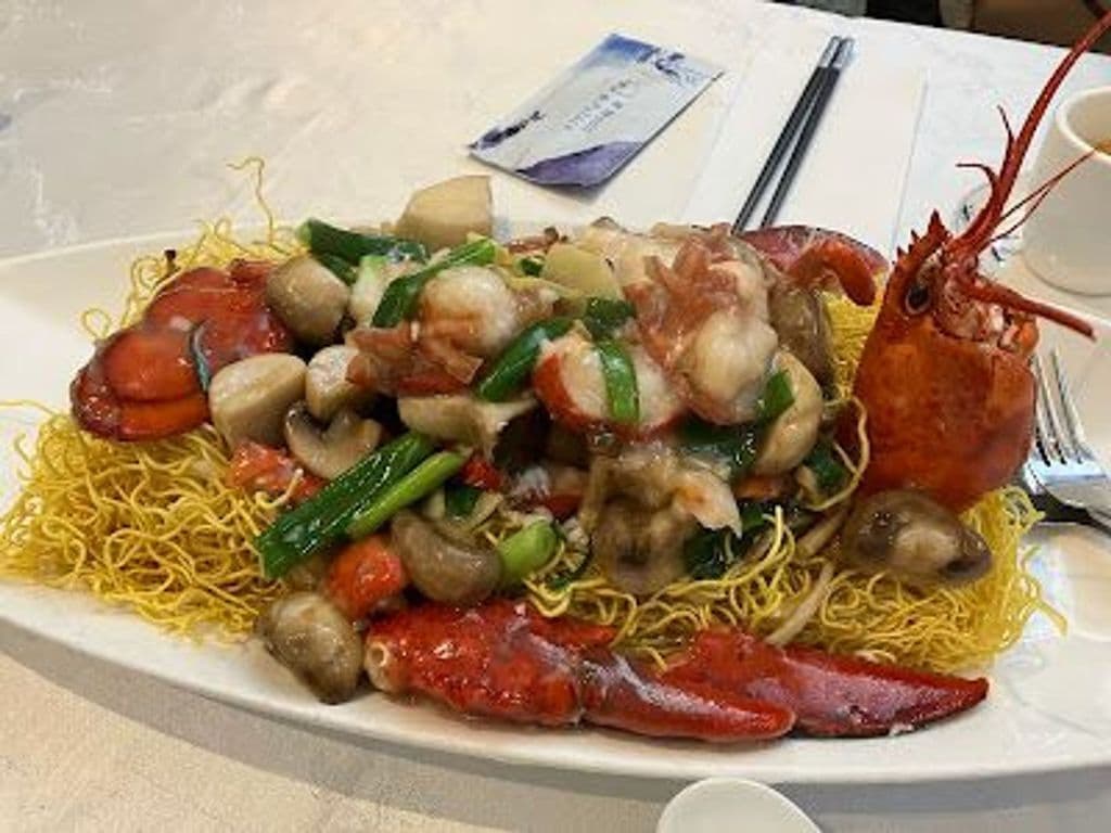 901  Crispy Egg Noodles with Mushroom Whole Lobster  in Supreme Broth 上湯原隻龍蝦脆麵  