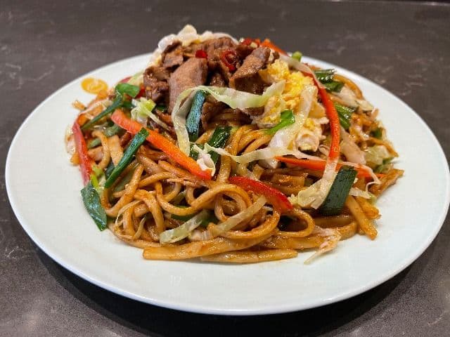 Stir-fried Noodles with Beef 牛肉炒面