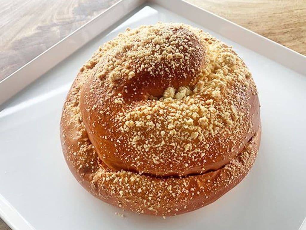 Round Challah with Raisins - Streusel