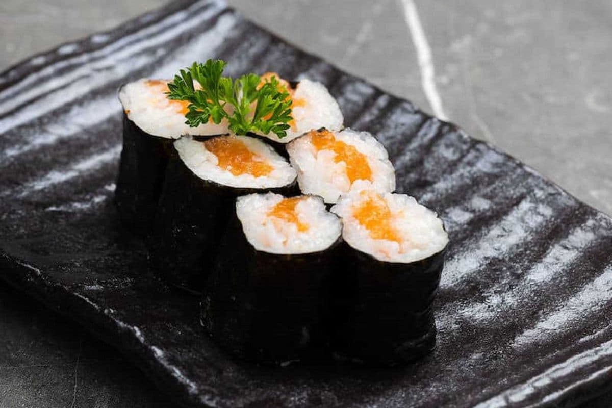 Salmon Roll - Maki Sushi