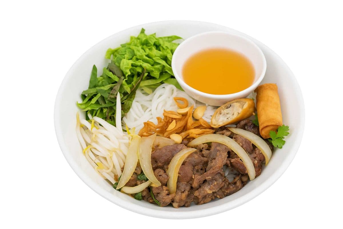B06.Vermicelles au bœuf sauté et nems | Vermicelli with Sautéed Beef & Imperial Roll | Bún bò xào chả giò