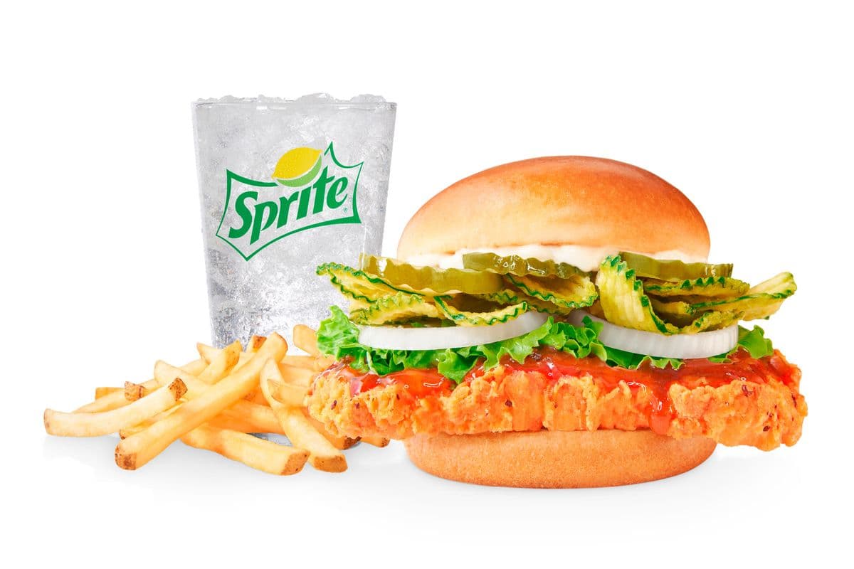 Combo sandwich de poulet épicé au chili thaï sucré / Sweet Thai Chili Spicy Chicken Sandwich Combo (Cals: 790-1210)