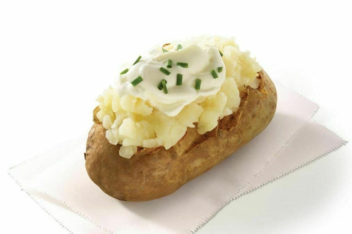 Sour Cream and Chives Baked Potato (Cals: 340)