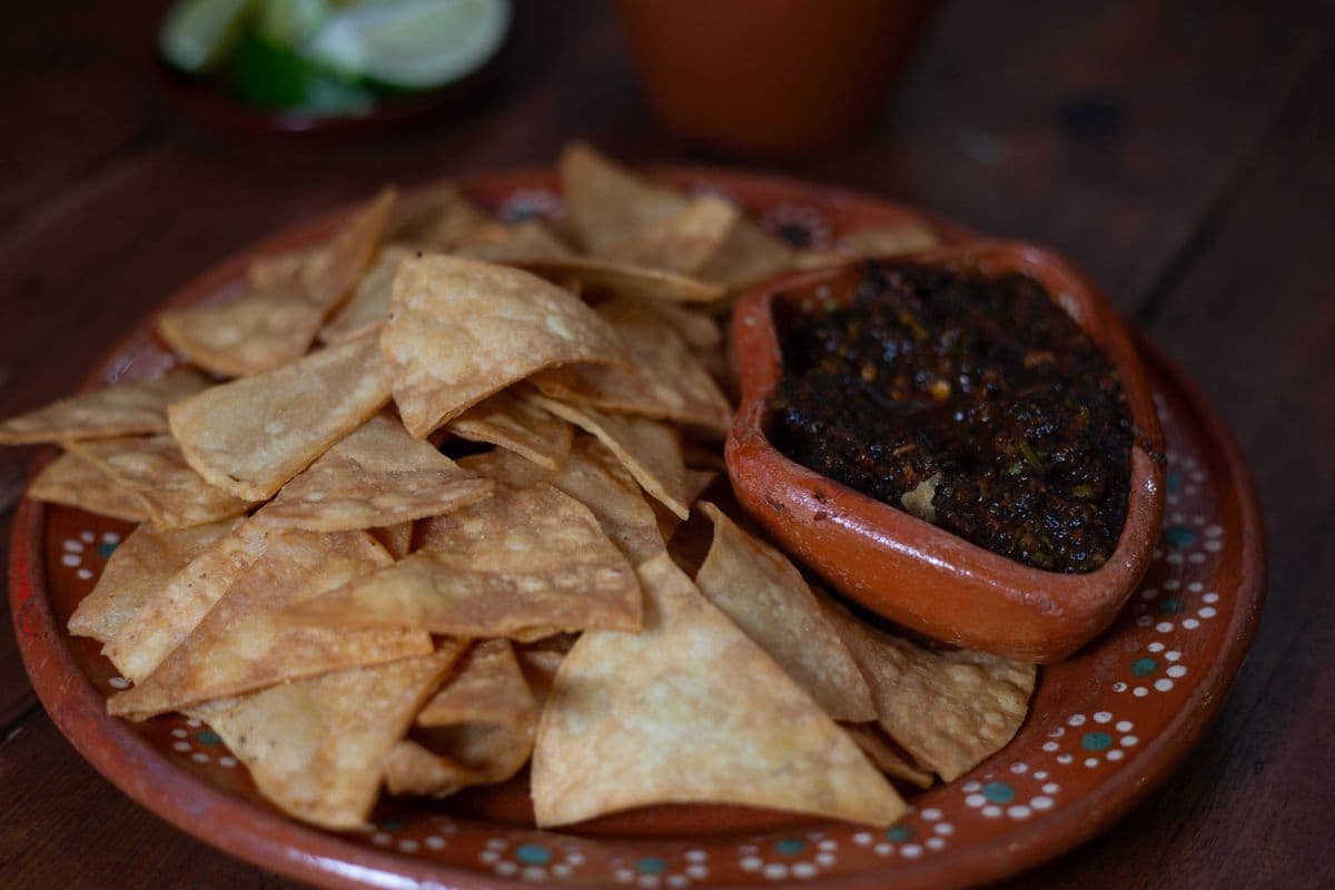 Salsa y Totopos