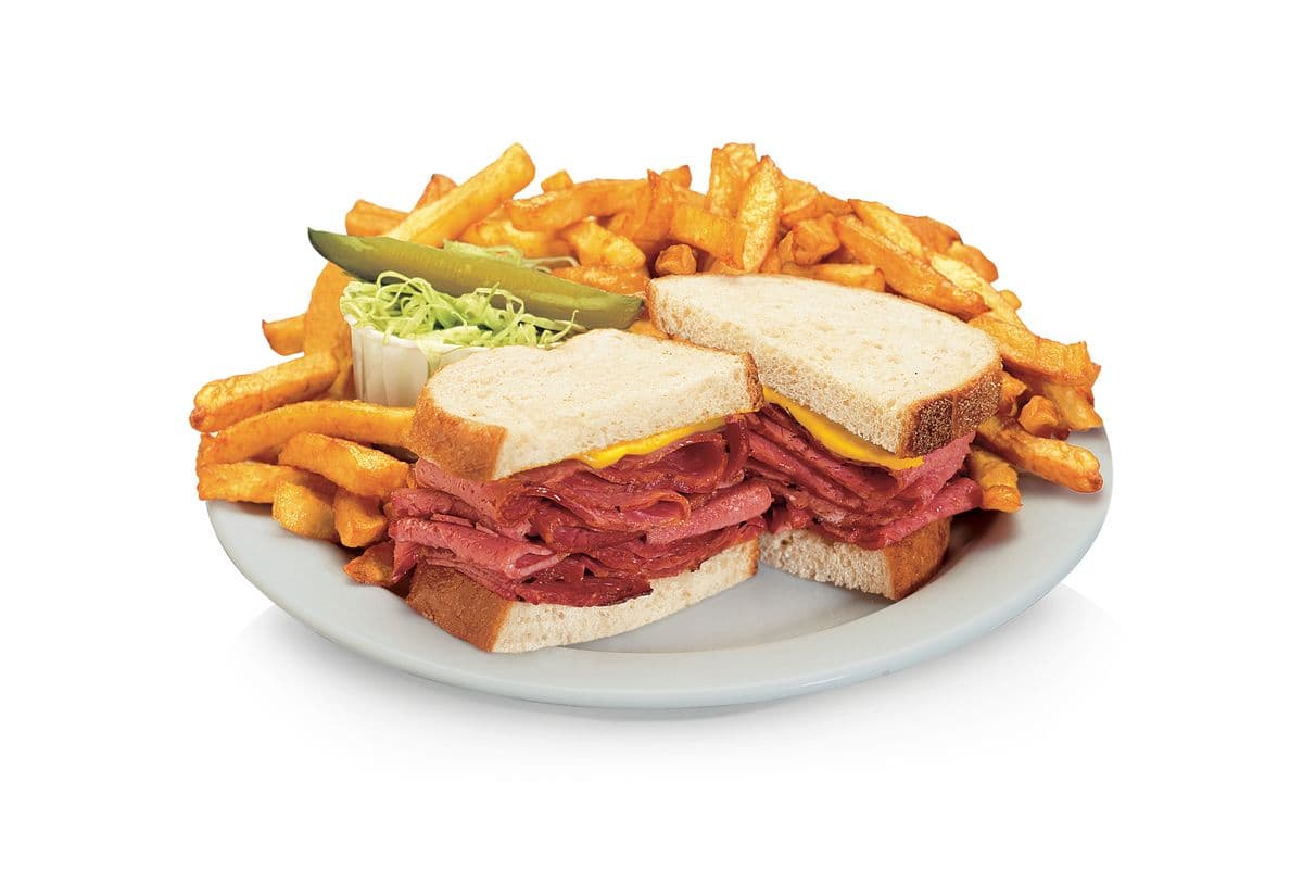 Sandwich à la viande fumée avec frites / Smoked Meat Sandwich with Fries