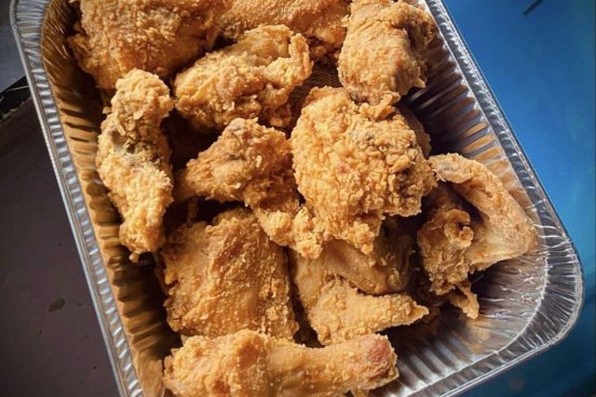 Hey! It's Charley Biggs Fried Chicken in the Box with Gravy (10 pcs) (5 Thighs and 5 Legs)