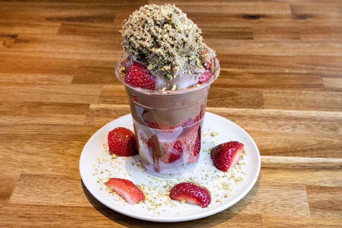 Dubai Style Chocolate Covered Strawberry Cup - Medium