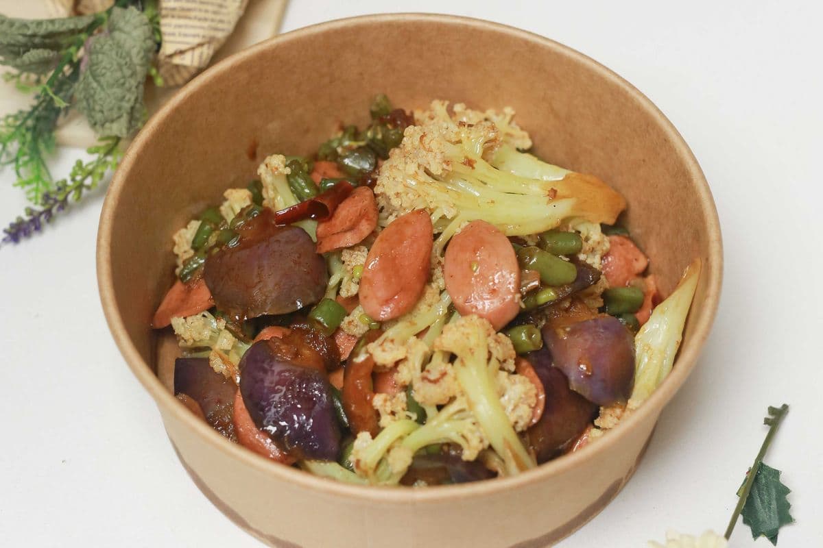 【F10】Stir-fried sausage with eggplant ,kidney bean热狗肠爆炒茄子