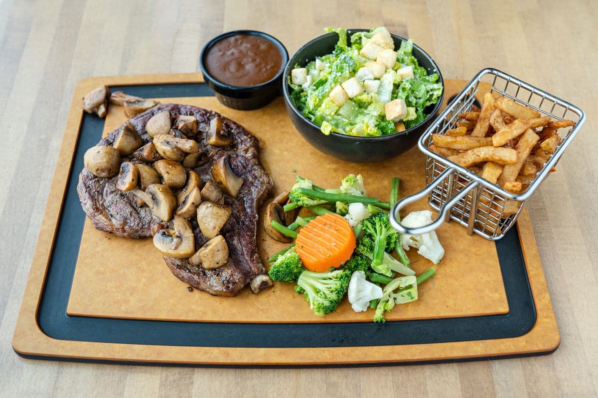 10 oz AAA steak d'entrecôte avec champignons sautés / 10 oz AAA Entrecote Steak with Sautéed Mushrooms
