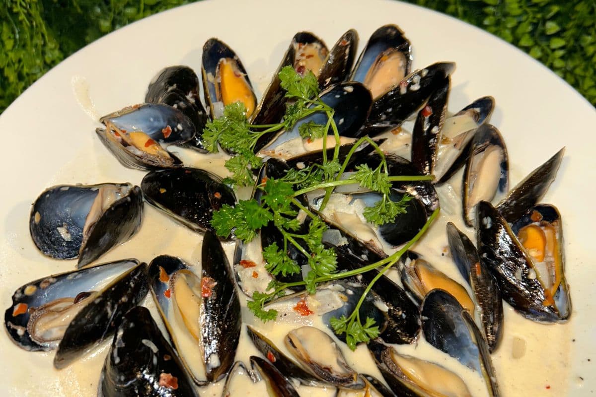 35. Creamy Garlic Butter Mussels (1 lb)