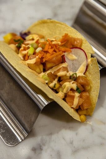 Tacos Saumon Sashimi à l'ananas frais / Sashimi Salmon with fresh pineapple Tacos
