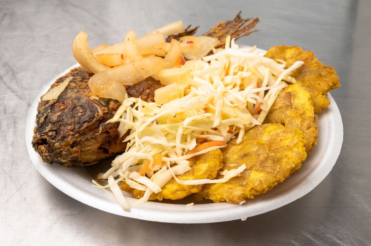 Pescado Frito, Banana Verde, Repollo y Cebolla