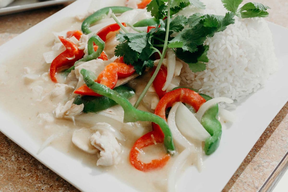 91B. Chicken Stir Fry with Thai Green Curry Sauce Served with Rice