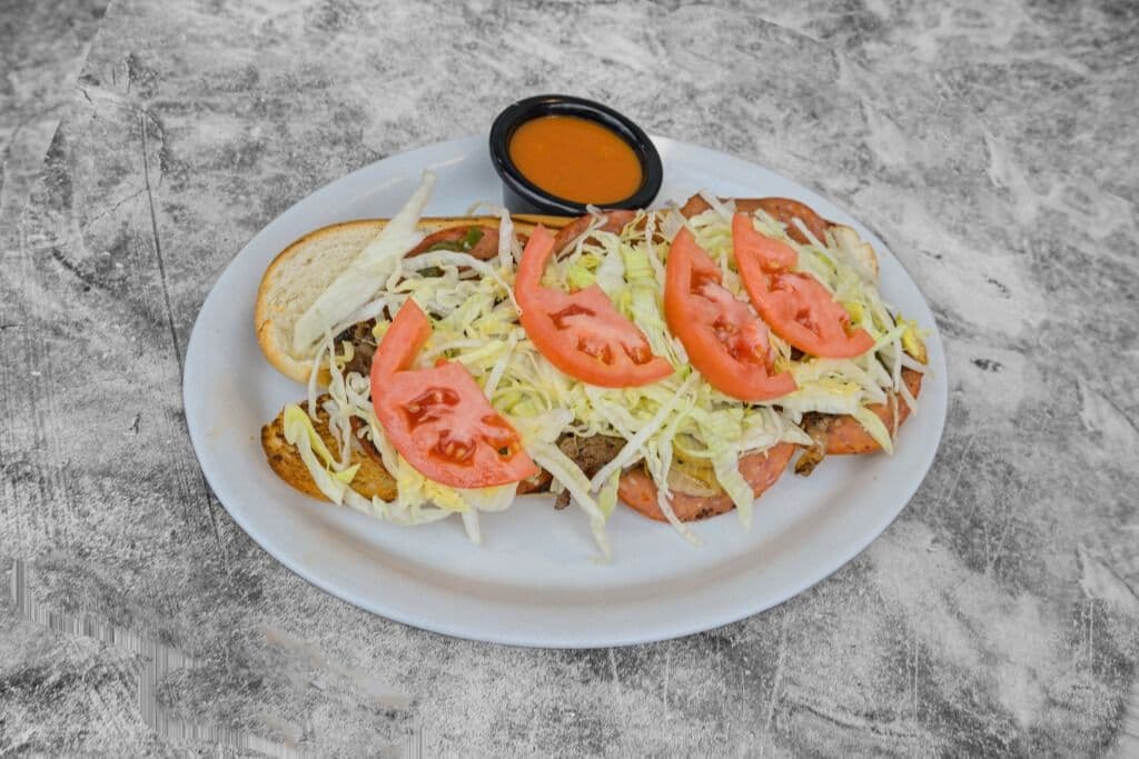 Sous-marin steak, pepperoni et fromage / Steak, Pepperoni, and Cheese Sub