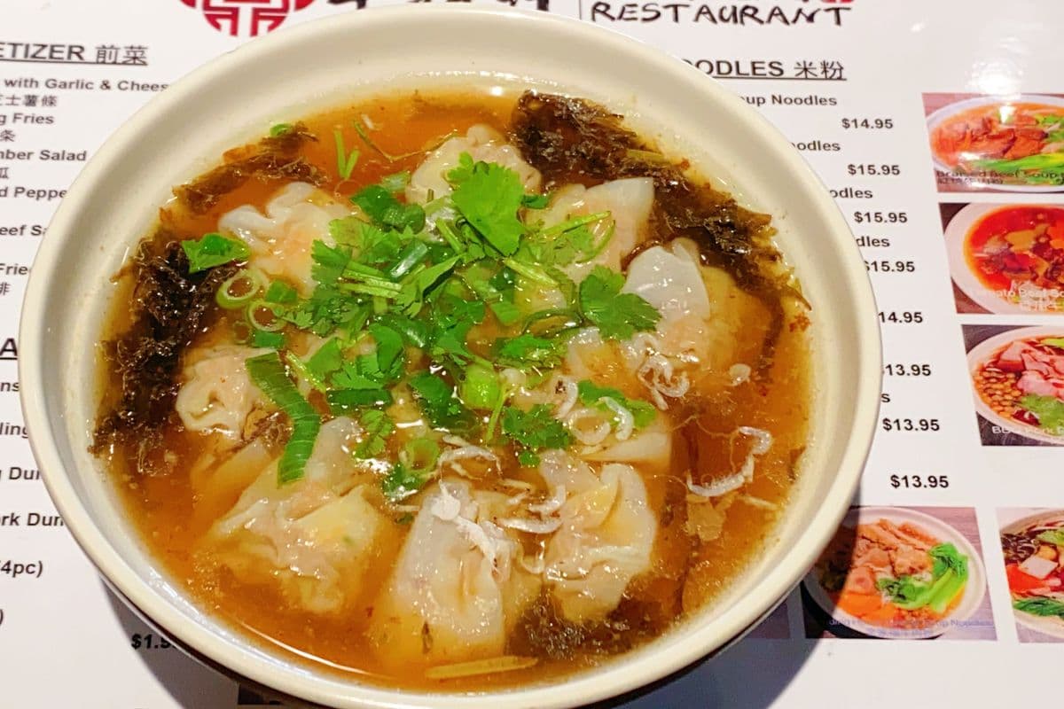 D8. Wonton Soup 骨汤云吞(10pc)