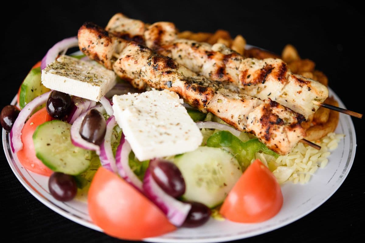 Assiette de Souvlaki Porc - (2 bâtonnets) / Souvlaki Plate - Pork (two sticks)