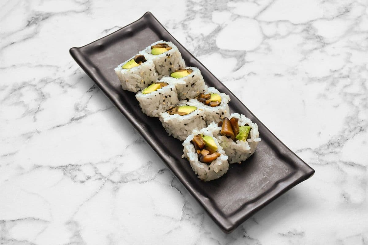 VR7. Shiitake Mush & Avocado Roll (8 pcs)