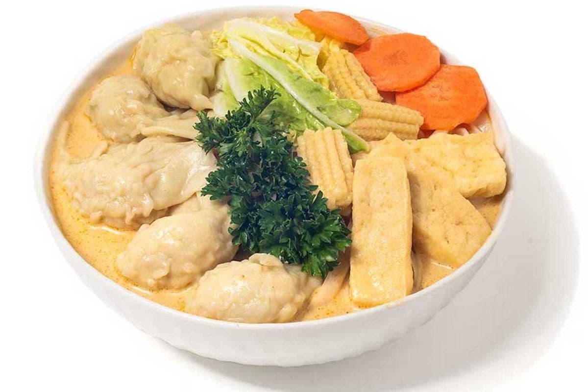 Aromatic Yellow Curry Soup with Pork Vegetable Wonton (5 pcs)