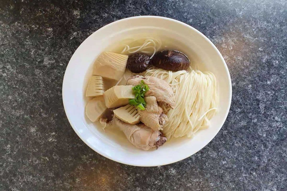 Noodles in Chicken Soup with Mushroom & Bamboo Shoot 香菇雞湯麵