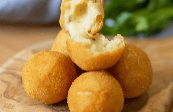 Bolinha de Queijo (Cheese Ball)