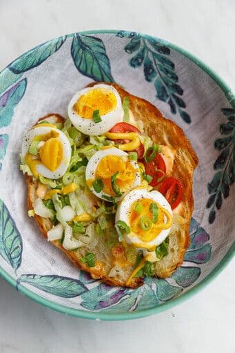 Croissant œuf et fromage / Croissant with egg and cheese