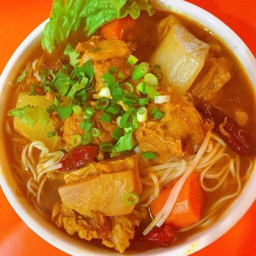 C8. Spicy Brisket with Noodle 牛腩粉（面)