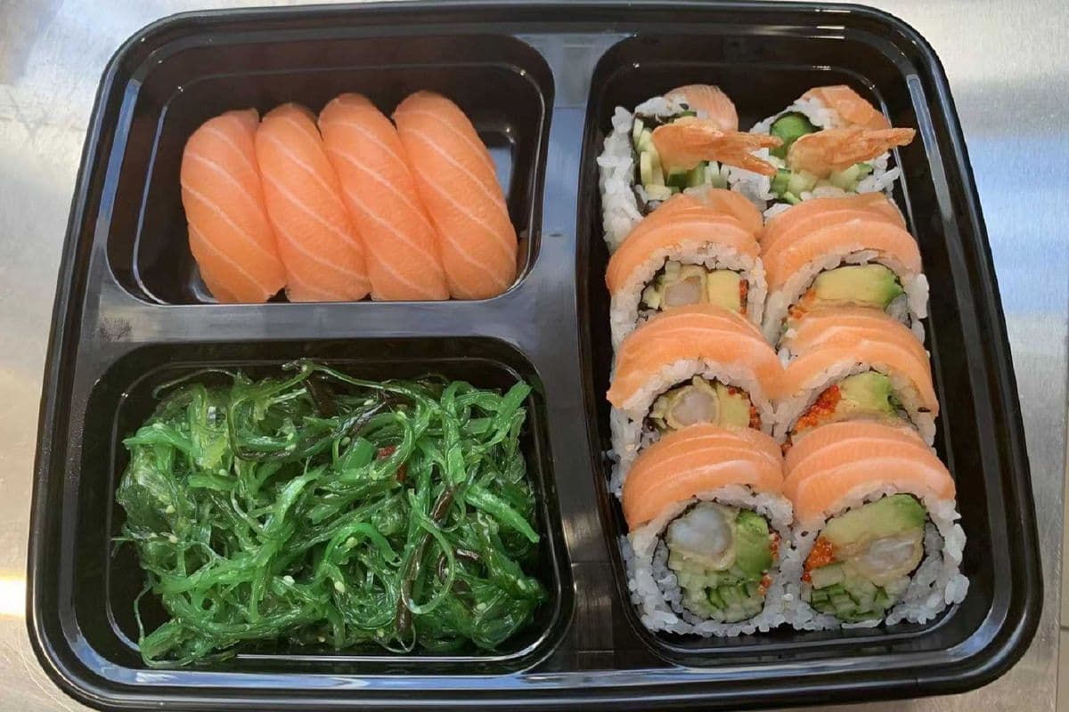 B04. Salmon Sushi X4 Red Dragon Roll 三⽂⻥寿司便当