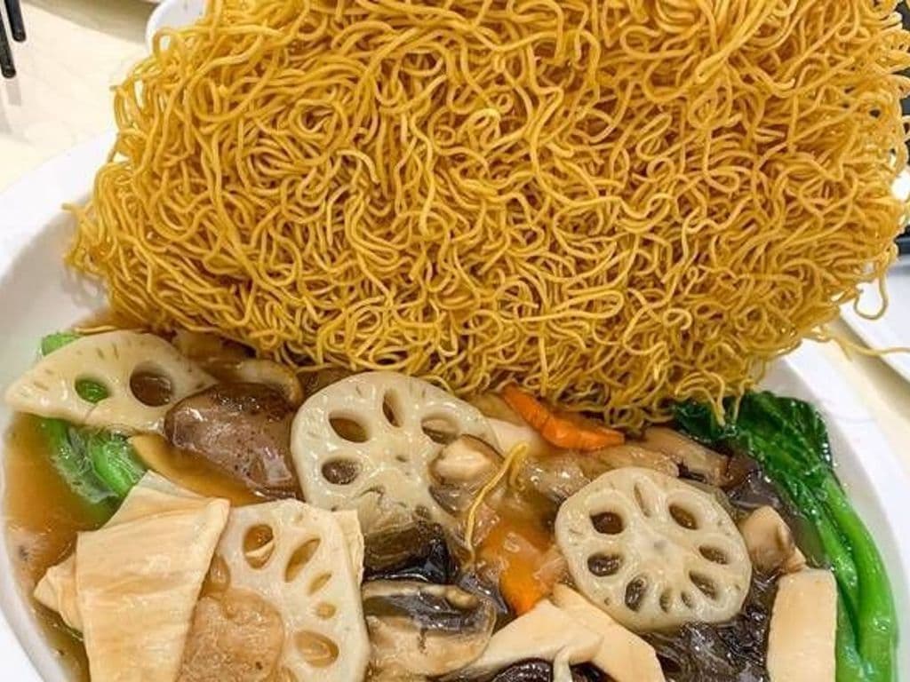 Crispy Chow Mein w/ Buddha’s Delight 100