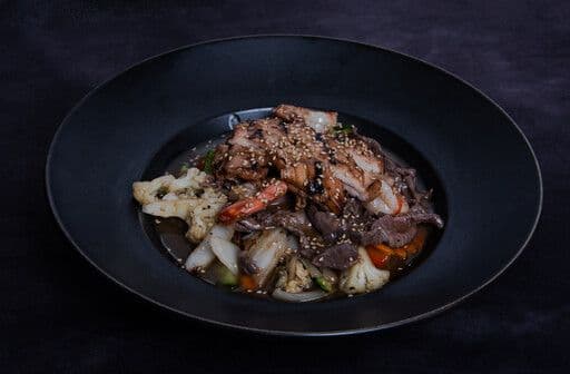 Poulet, bœuf AAA et crevettes sautés servis avec légumes / Sautéed Chicken, AAA Beef and Shrimp Served with Vegetables
