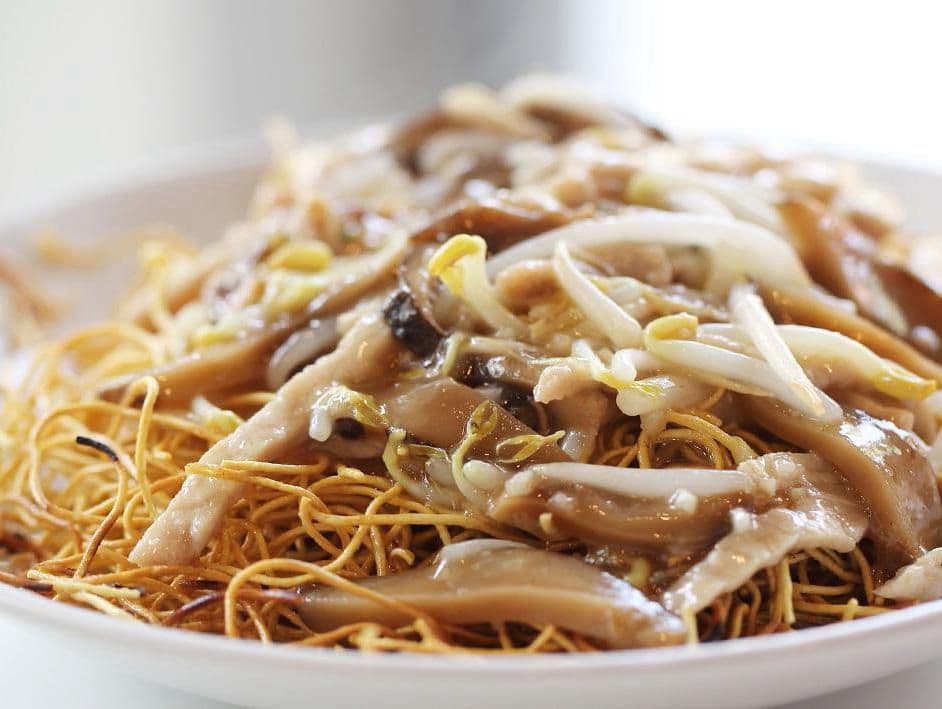 Shredded Pork with Bean Sprouts Chow Mein / 銀芽肉絲炒麵
