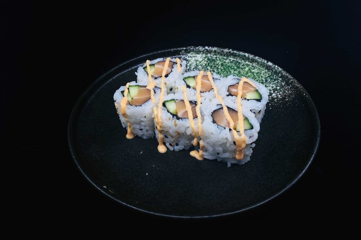 55. Spicy Salmon/ Tuna Roll (6 pcs)