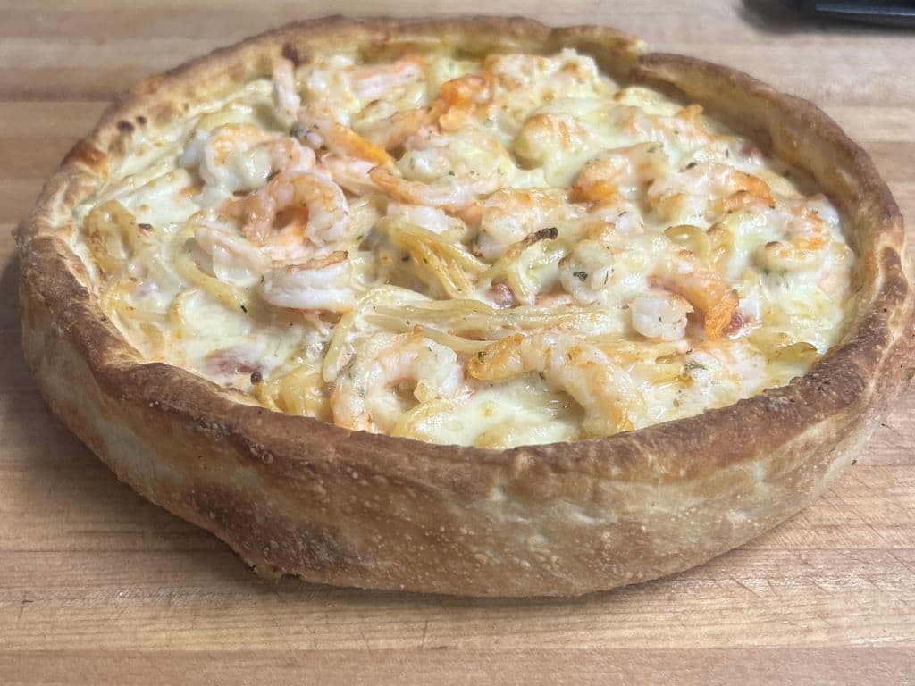 PENNE SAUCE ALFREDO FRUITS DE MER GRATINEE DANS UN BOL DE PAIN