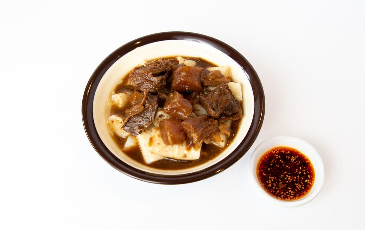 R22 Hong Kong Street Style Rice Noodle Roll with Beef Brisket (牛筋腩豬腸粉)