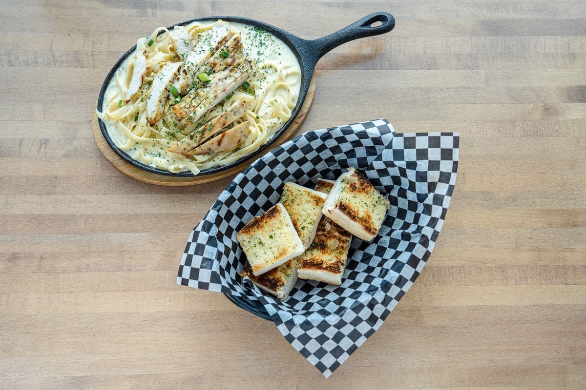 Poulet grillé avec fettucine / Grilled Chicken with Fettuccine
