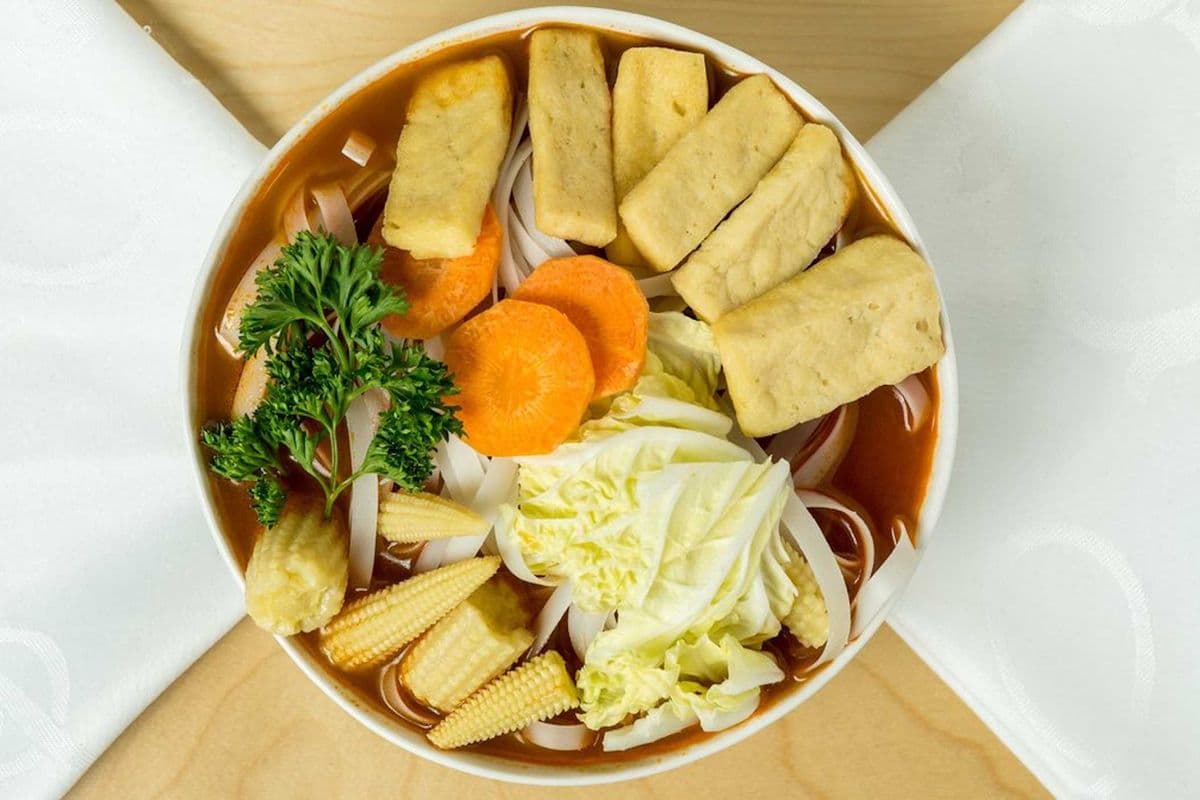 Thai Sweet-and-Sour Soup with Chicken Vegetable Wonton (5 pcs)