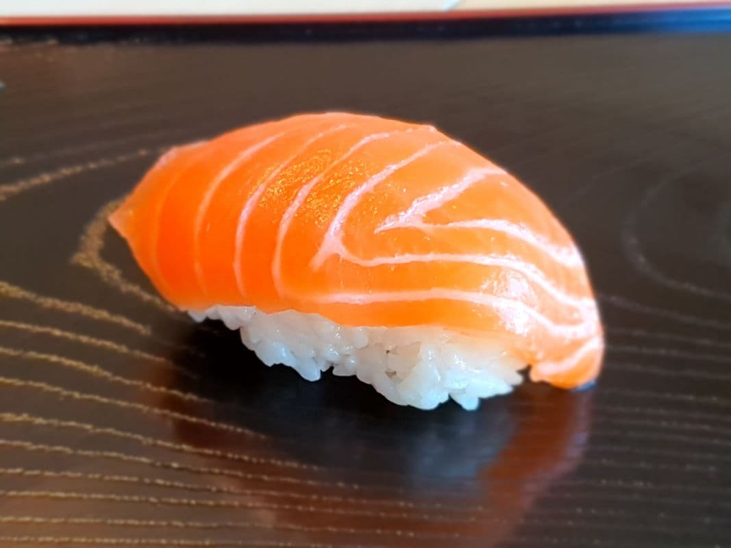 Salmon Sushi (1 pc)