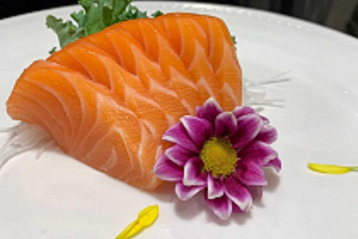 M01. Salmon (3pcs) 三⽂⻥刺身