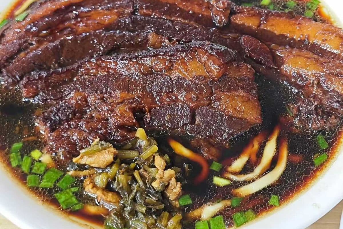 Shanghai-Style Braised Pork Belly Noodle Soup上海红汤大肉面