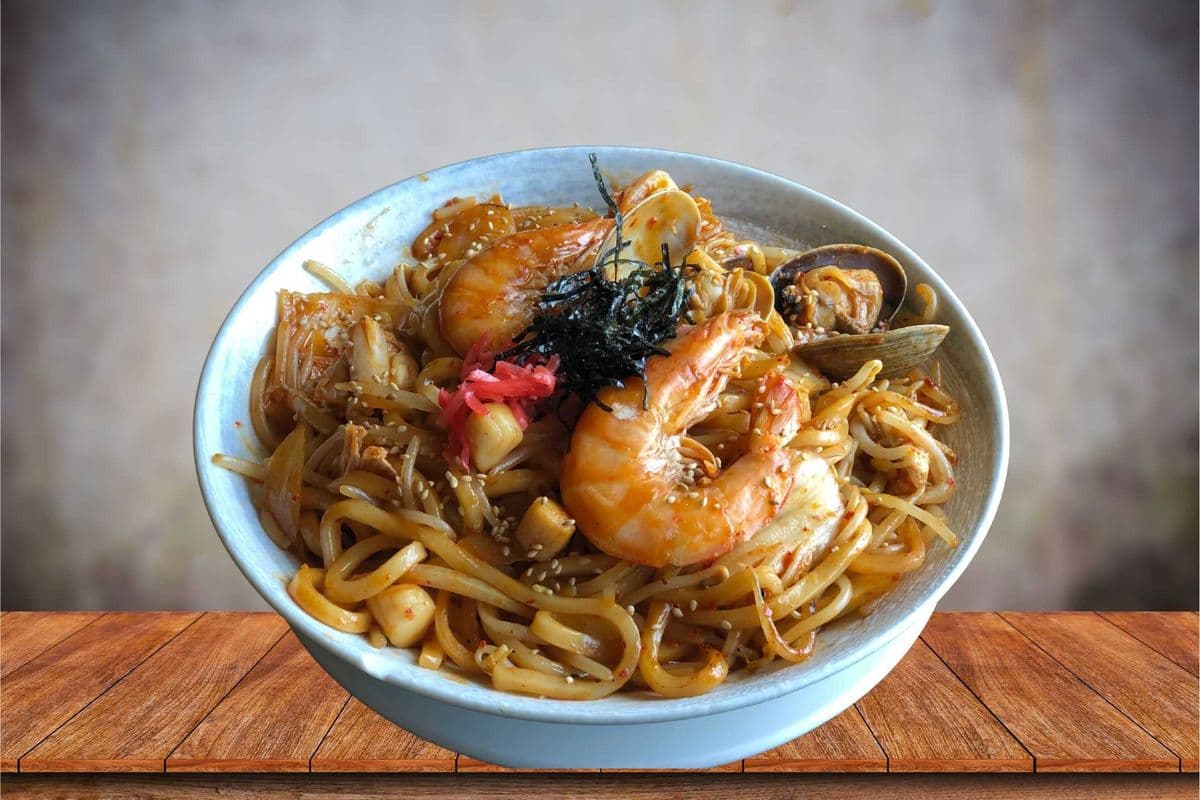 Pan Fried Udon with Kimchi and Seafood 泡菜海鮮炒烏冬
