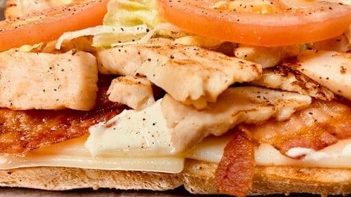 Le Club Poulet / The Chicken Club