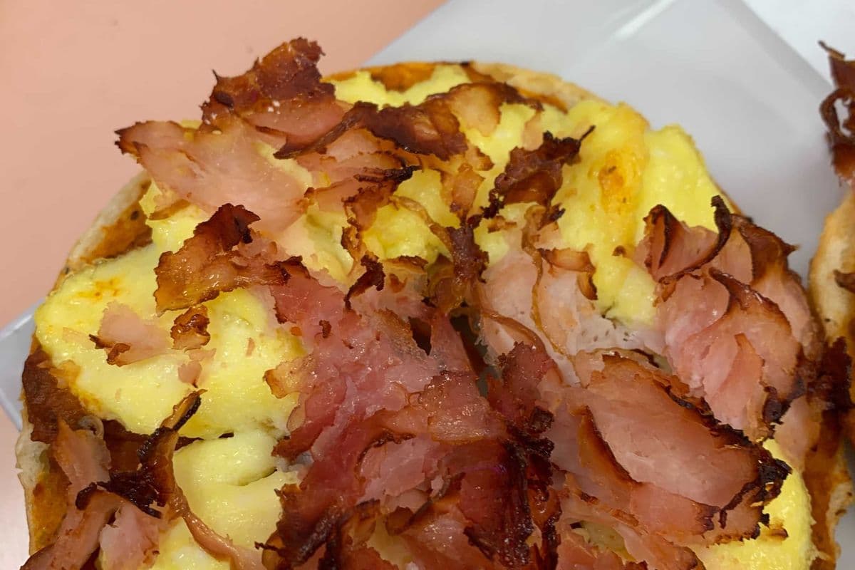 Ultimate Breakfast Pizza Bagels