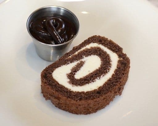 GÂTEAU ROULÉ AVEC FUDGE / CHOCOLATE CAKE ROLL WITH FUDGE