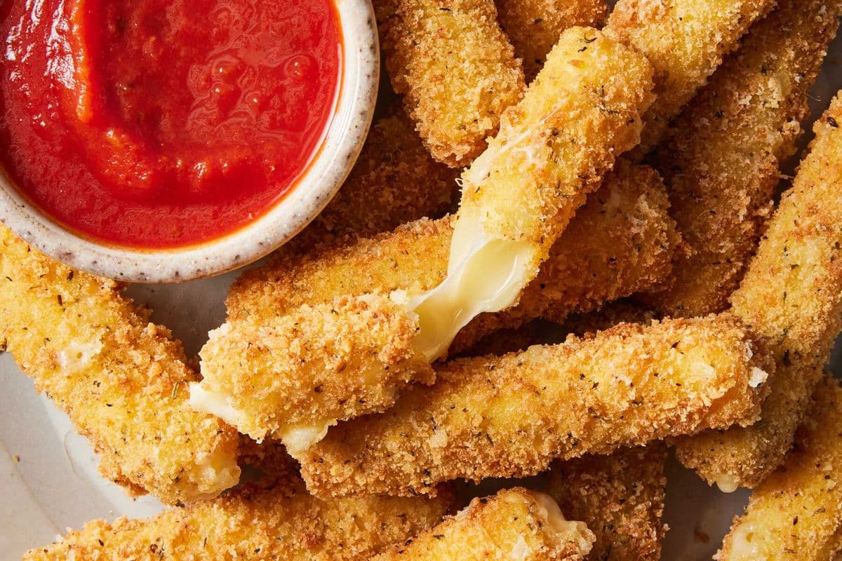 Mozzarella Sticks (8pcs)