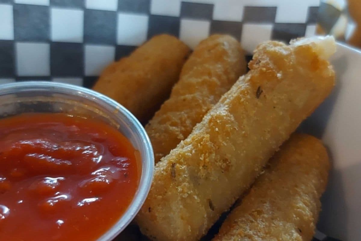 Mozzarella Sticks (6 pcs)