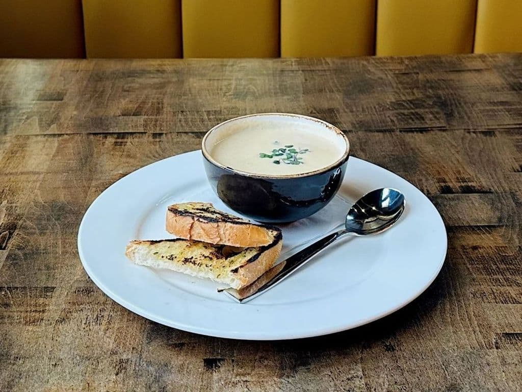 CAULIFLOWER & CHEESE SOUP